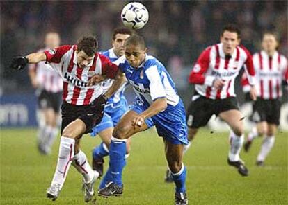 Kezman, del PSV, y el deportivista Andrade pelean por el balón.