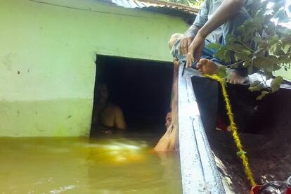Las autoridades calculan que unas 2.318 familias resultaron afectadas por el desbordamiento de los ríos Orinoco, Cataniapo, Atabapo, Temy, Guainía, Casiquiare y Negro.