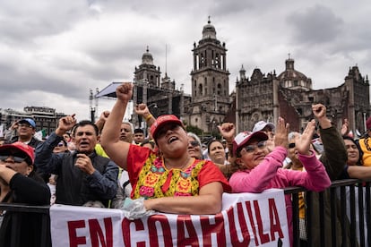 Miles de personas esperan a la ceremonia de entrega del bastón de mando frente a la Catedral Metropolitana, el 1 de octubre en Ciudad de México.