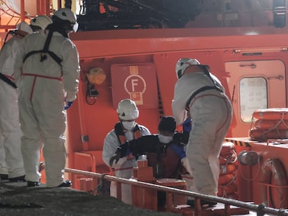 La Guardamar 'Talía' de Salvamento Marítimo regresa a Gran Canaria tras recoger del agua a una mujer y confirmar la presencia de un cadáver que se hundía al apoyar a la Marina marroquí este domingo.