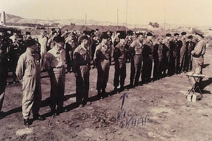 Fotografía oficial de la Fuerza Aérea de Estados Unidos facilitada por el veterano Victor Skaar, que participó en las tareas de limpieza en Palomares. Skaar es el quinto por la izquierda, como él mismo señala en un comentario de la imagen