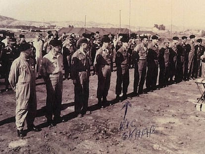 Fotografía oficial de la Fuerza Aérea de Estados Unidos facilitada por el veterano Victor Skaar, que participó en las tareas de limpieza en Palomares. Skaar es el quinto por la izquierda, como él mismo señala en un comentario de la imagen