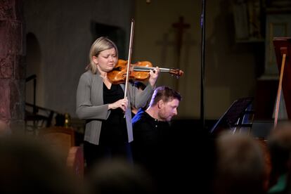 La violinista Alina Ibragimova y el fortepianista Kristian Bezuidenhout durante su interpretación de la 'Sonata op. 96' de Beethoven.