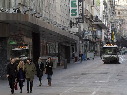 Aspecto que presentaba ayer la calle de Preciados a primera hora de la mañana, con los servicios de limpieza recorriendo la calle.