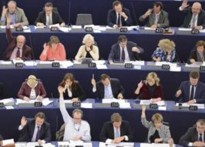Eurodiputados durante una votación en una sesión plenaria del Parlamento Europeo (PE), en Estrasburgo (Francia). EFE/Archivo