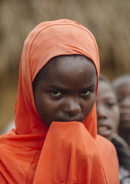 Amina tiene 13 años y vive en Yassa, una localidad del este de Camerún surgida en torno a una tierra rica en oro. Allí trabaja con sus padres y hermanos desde los siete años buscando este mineral, de cuya venta obtienen su único sustento. Amina nunca ha ido a la escuela, no sabe leer y tampoco escribir. 