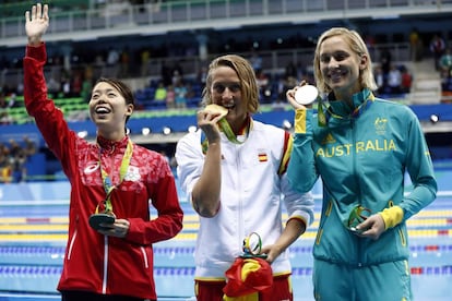 Mireia Belmonte Garcia (centro) posa con Madeline Groves (izquierda), australiana ganadora de la medalla de plata y Natsumi Hoshi, japonesa ganadora de la medalla de bronce.  