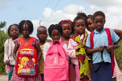 Un grupo de niñas y niños posa camino de la escuela, en Manhiça.