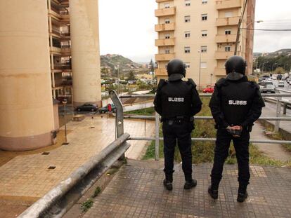 Dos agentes de policía en Melilla, en una imagen de archivo.