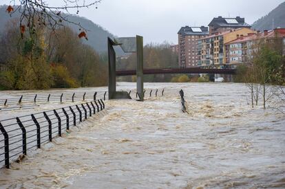 El río Oria a su paso por Andoáin (Gipuzkoa), este viernes.
