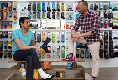 Miguel Valero y &Aacute;ngel S&aacute;nchez en su tienda del barrio de Chueca