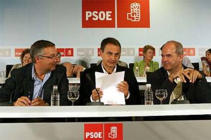 José Blanco, José Luis Rodríguez Zapatero y Manuel Chaves, durante la reunión del Comité Federal del PSOE.