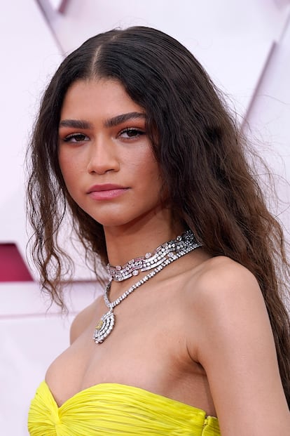 Zendaya llevó el pelo suelto con raya al medio. Una impresionante gargantilla y un llamativo collar de Bulgari completaban su estilismo.