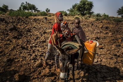 La necesidad de abastecerse de agua tiene un gran impacto en la vida diaria de las familias. El acceso al agua tiene importantes implicaciones de género que afectan a la economía de las mujeres en términos de estatus y rol en su comunidad.