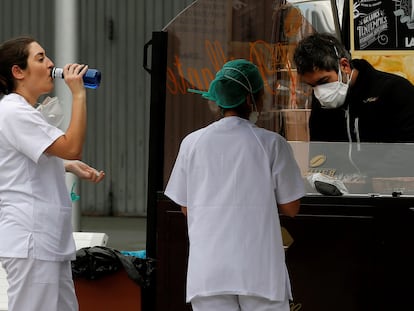 Personal sanitario descansa y se hidrata en los exteriores del hospital de campaña de Ifema, el pasado viernes en Madrid.