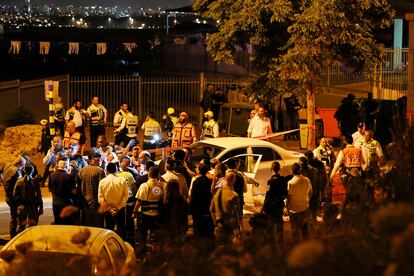 Policía y equipos de emergencia israelíes en el lugar del ataque en la ciudad de Elad