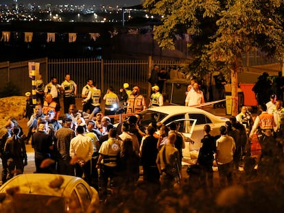 Policía y equipos de emergencia israelíes en el lugar del ataque en la ciudad de Elad, este jueves.