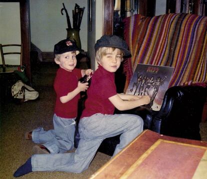 Spitznagel (derecha) con su hermano en el momento exacto en el que se enamoró de los vinilos. Tenía 7 años, y hasta hoy.