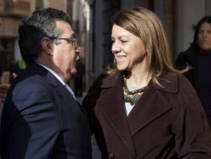 La presidenta del Gobierno de Castilla-La Mancha, María Dolores de Cospedal, saluda al alcalde de Motilla del Palancar, Jesús Ángel Gómez, durante la visita que ha realizado esta mañana a este municipio conquense.