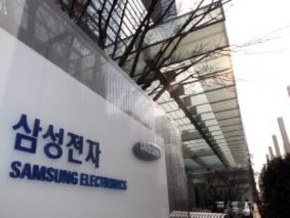 Vista de un logo de la compañía Samsung Electronics en el exterior de su sede central en Seúl (Corea del Sur). EFE/Archivo