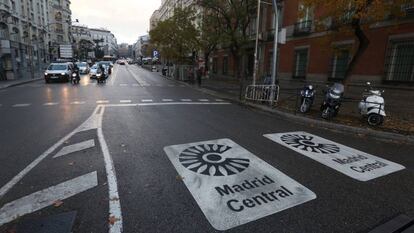 Señales de Madrid Central en uno de los accesos al área. En vídeo, todo lo que hay que saber sobre el tráfico si se va de visita a Madrid.