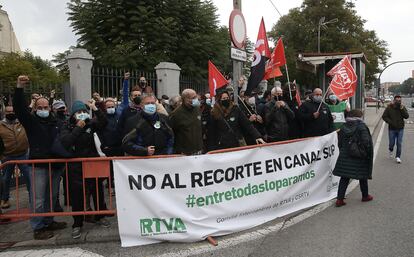 Protesta de los trabajadores de la RTVE este miércoles a las puertas del Parlamento de Andalucía