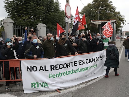 Protesta de los trabajadores de la RTVE este miércoles a las puertas del Parlamento de Andalucía