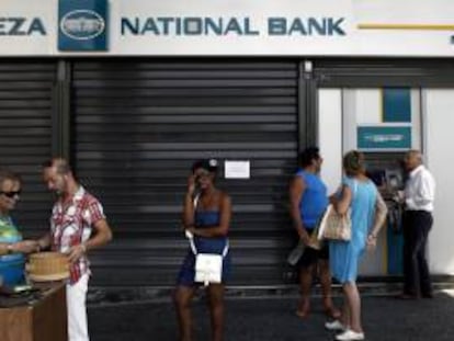 Clientes a las afueras de una sede cerrada del Banco Nacional de Grecia en Atenas. EFE/Archivo