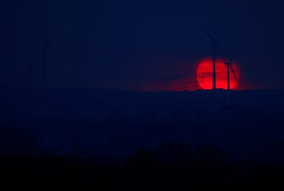 Aerogeneradores durante la puesta de sol en Chemnitz (Alemania), el 3 de septiembre de 2018.