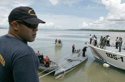 The U.S. Navy and the Costa Rican Coast Guard intercept a semi-submersible ship carrying seven tons of cocaine, in September 2008.