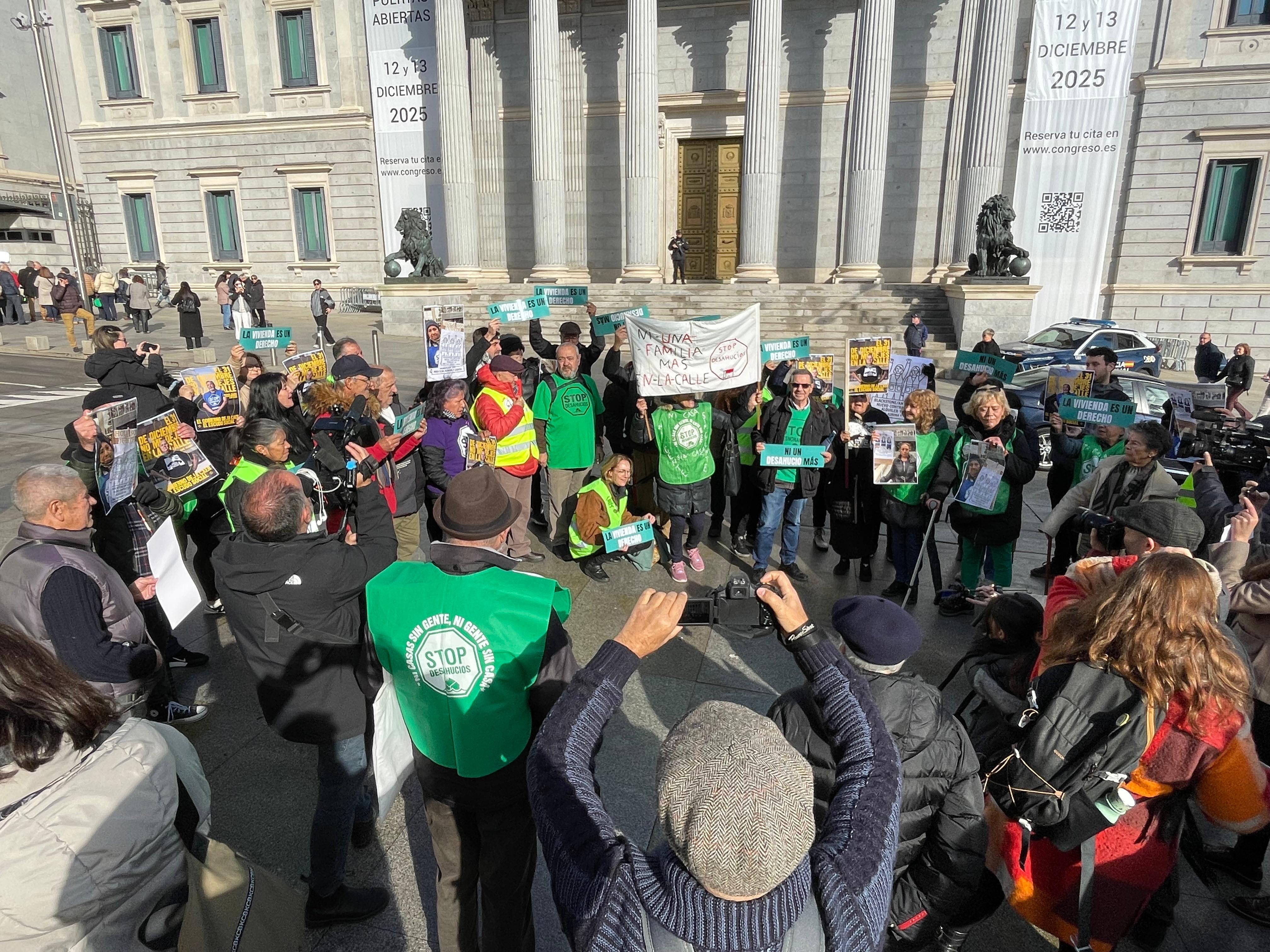 Concentración de distintas asociaciones en favor de la vivienda ante el Congreso, este martes.