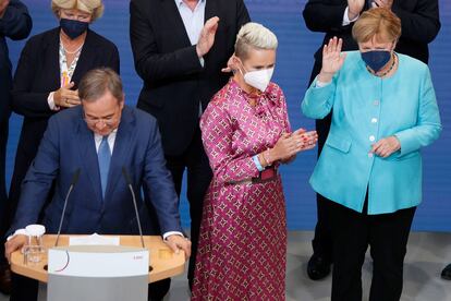 El candidato de la CDU, Armin Laschet (izquierda), y la canciller Angela Merkel (derecha), este domingo en Berlín.