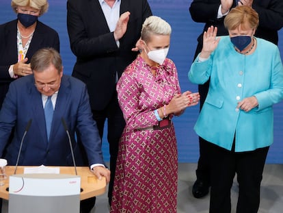 El candidato de la CDU, Armin Laschet (izquierda), y la canciller Angela Merkel (derecha), este domingo en Berlín.