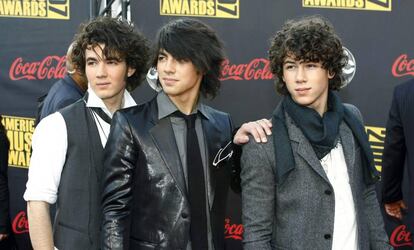 Kevin, Joe y Nick, cuando aún eran los Jonas Brothers, en los American Music Awards de 2007.