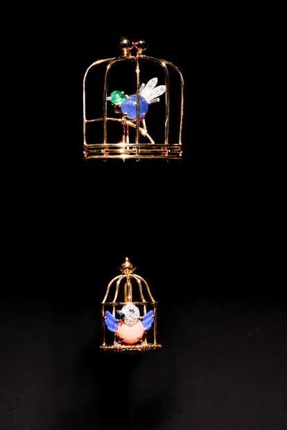 El pájaro enjaulado (este es de 1942) fue un motivo recurrente en Cartier durante la Segunda Guerra Mundial. Después de la liberación de Francia, se ve en el segundo broche, de 1944, abrieron las jaulas.