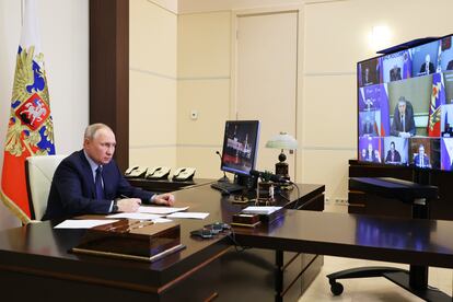 Putin, durante una videoconferencia desde su residencia a las afueras de Moscú.