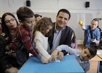 El líder de la Lista Conjunta árabe-judía, el abogado Aymar Odeh, vota con sus hijos y esposa en Haifa.