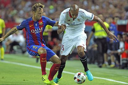 N'Zonzi se marcha en velocidad del jugador del FC Barcelona, Rakitic.