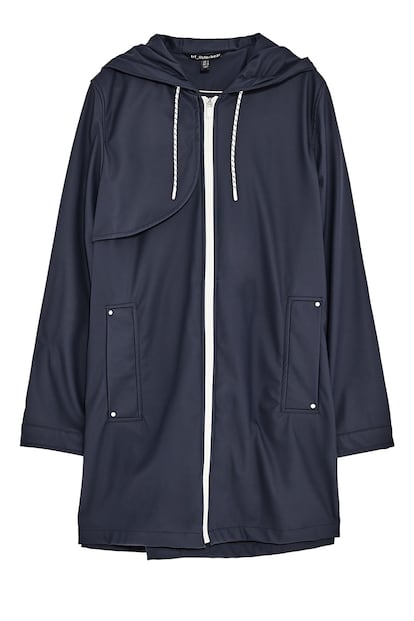 Un clásico que nunca falla: azul marino con detalles en blanco. Es de Zara (39,95 euros).
