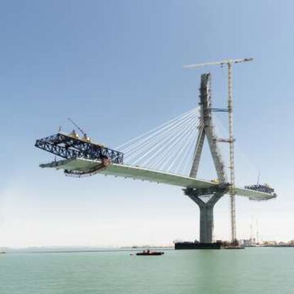 Construcción del Puente de la Constitución de 1812, en la Bahía de Cádiz.