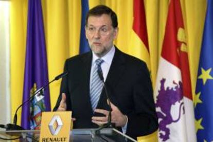 El presidente del Gobierno, Mariano Rajoy, pronuncia unas palabras en su visita el pasado año a la factoría de Renault de Palencia. EFE/Archivo