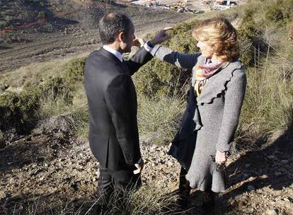 Esperanza Aguirre y Francisco Camps, con el socavón de las obras del AVE al fondo, en Aranjuez.