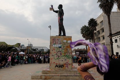 Concentración alrededor de la estatua de Luis Carlos Galán, durante la marcha del 8M, en Bogotá.