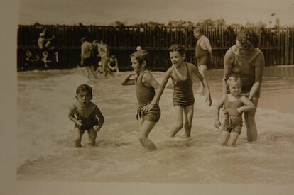 Celia de la Serna com seus filhos, de férias em Mar del Plata. Na água, da esquerda para a direita, estão Roberto, Celia, Ernesto e Ana María. Che e seus irmãos sempre se deram bem. Com os amigos, mostraram seus primeiros sinais revoltosos em Alta Gracia, sabotando a companhia de energia elétrica da cidade. Celia e Ana María, segundo Juan, adoravam Ernesto. Quando o Che começou a estudar Marx, a irmã mais velha o imitou. A morte do irmão a destruiu: “De todos nós”, diz Juan, “é a que mais teve dificuldade de aceitar.”