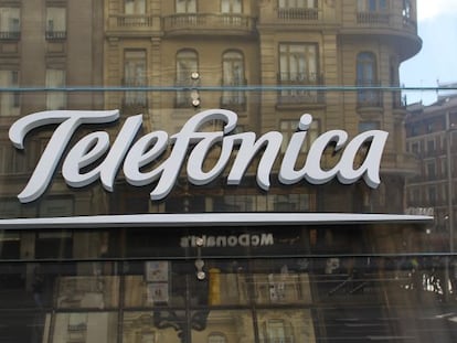 Logotipo de Telefónica en su sede histórica de la Gran Vía de Madrid.