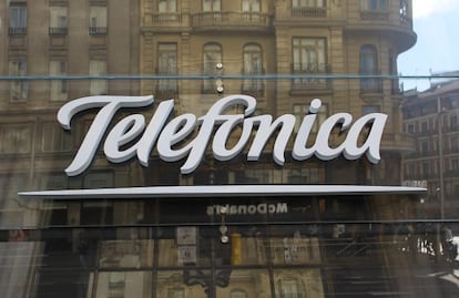 Logotipo de Telefónica en su sede histórica de la Gran Vía de Madrid.