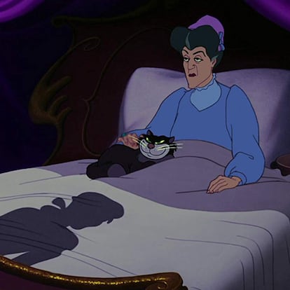 Lady Tremaine (La Cenicienta)
Quizá lo más estremecedor de sus actos sea la falta de motivación de los mismos. Al contrario que otras grandes villanas Disney que gracias a sus looks o su contexto se convirtieron en iconos pop (Maléfica, Úrsula), Tremaine se erige como una figura abusiva y manipuladora cuyo efecto pernicioso todavía perdura en la percepción pública de las madrastras. "Mujer que tratra mal a sus hijos" es todavía la segunda acepción de la palabra en el diccionario de la RAE.