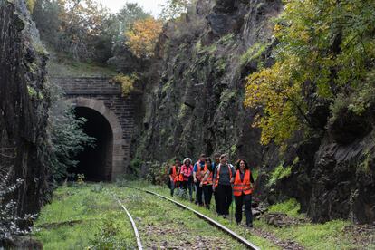 Senderistas por el Camino de Hierro en Salamanca.