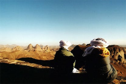 Las planicies del desierto de Argelia, tierra de los tuareg, se interrumpen en la región del Hoggar con rocosas paredes verticales de cientos de metros. Un lugar de espectaculares amaneceres y atardeceres.