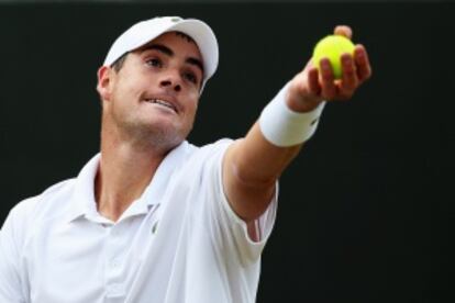 Isner ejecuta un saque.